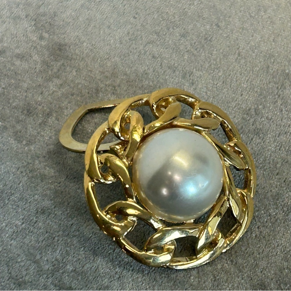Butler vintage gold tone faux Pearl round chain-link scarf clip - Picture 7 of 7